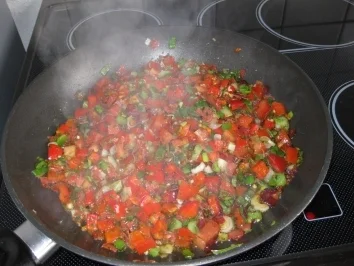 Schnelle scharfe Nudelpfanne mit Fleischkäse - Rezept