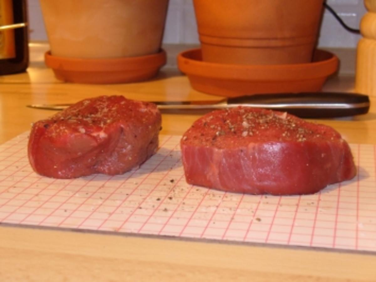 Rinderfilet mit Rucolakruste, dazu Tartiflette, grüne Bohnen im Speckmantel und Rotweinbutter - Rezept - Bild Nr. 2