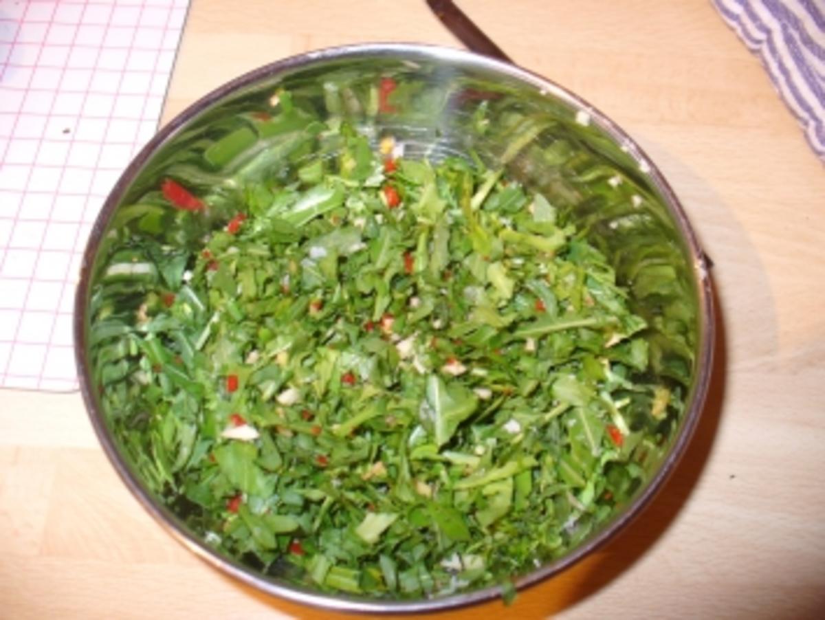 Rinderfilet mit Rucolakruste, dazu Tartiflette, grüne Bohnen im Speckmantel und Rotweinbutter - Rezept - Bild Nr. 3