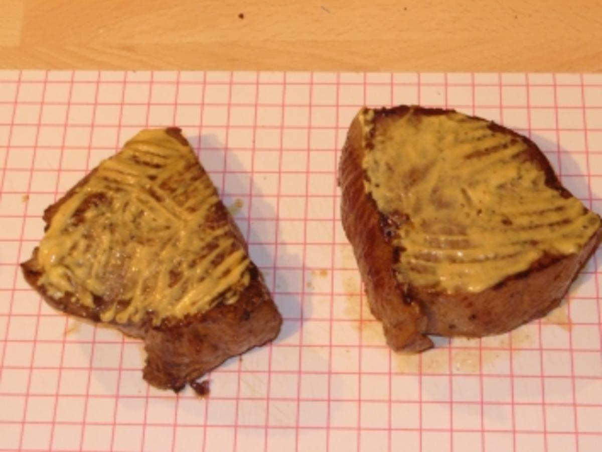 Rinderfilet mit Rucolakruste, dazu Tartiflette, grüne Bohnen im ...