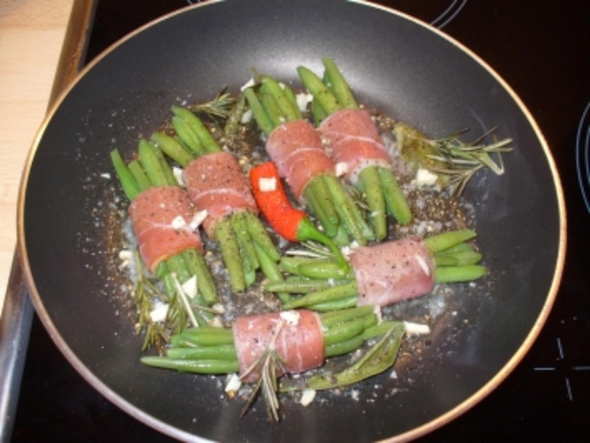 Rinderfilet mit Rucolakruste, dazu Tartiflette, grüne Bohnen im Speckmantel und Rotweinbutter - Rezept - Bild Nr. 6