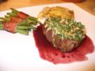 Rinderfilet mit Rucolakruste, dazu Tartiflette, grüne Bohnen im Speckmantel und Rotweinbutter - Rezept