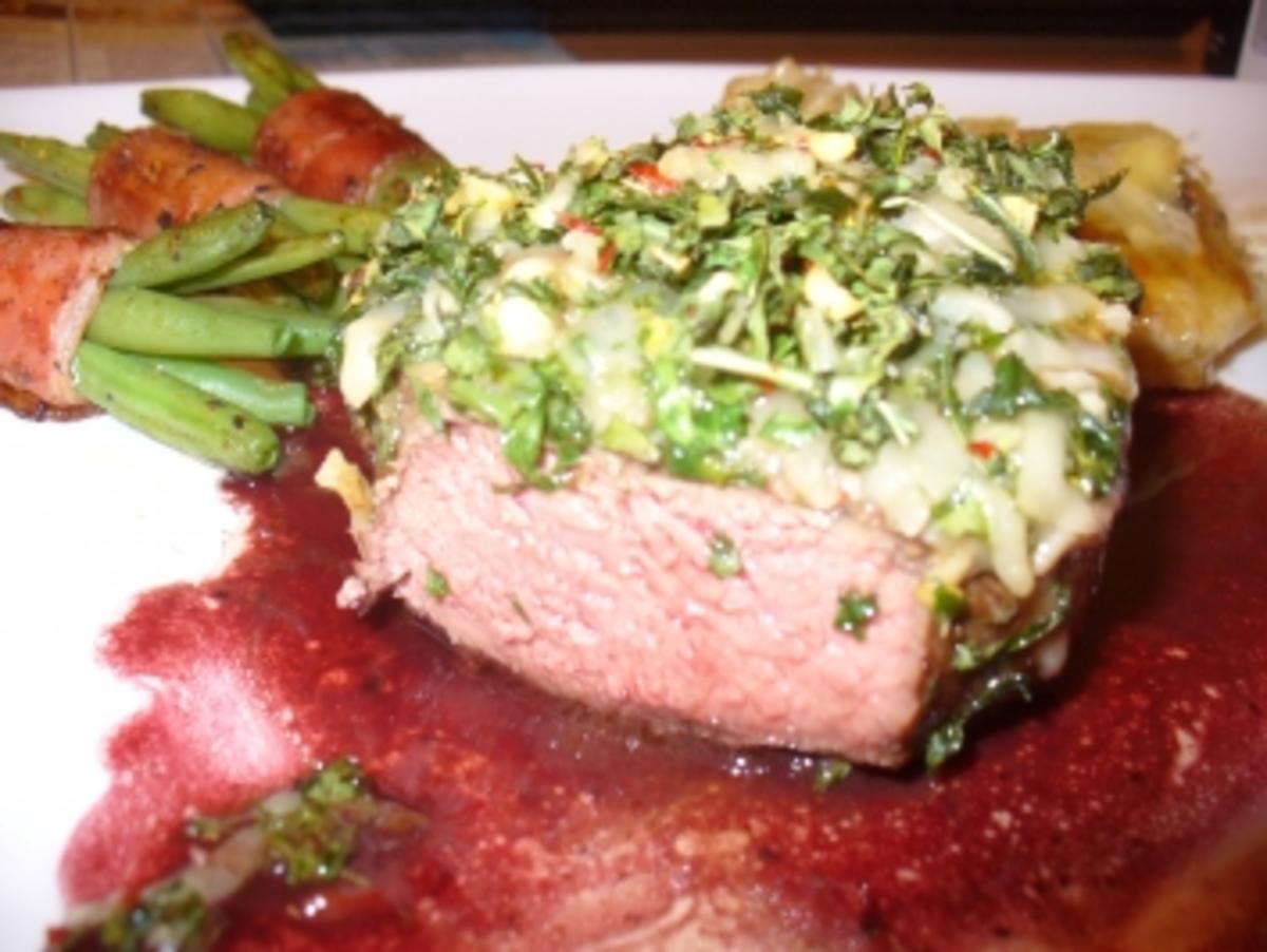 Rinderfilet mit Rucolakruste, dazu Tartiflette, grüne Bohnen im Speckmantel und Rotweinbutter - Rezept - Bild Nr. 8