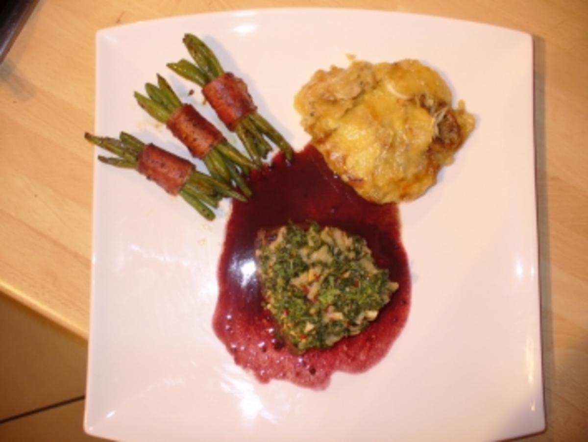 Rinderfilet mit Rucolakruste, dazu Tartiflette, grüne Bohnen im Speckmantel und Rotweinbutter - Rezept - Bild Nr. 7