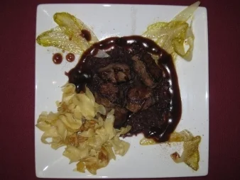 Rehrücken auf roter Zwiebelmarmelade und glasiertem Chicoree - Rezept