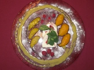 Himbeer-Joghurtterrine mit Mango-Minz-Confit, Marzipan und Eierlikör - Rezept