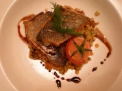 Gebratenes Wolfsbarschfilet auf Linsensalat mit Schinken - Rezept