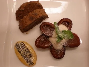 Quarknocken auf Zwetschgenkompott und Schokoparfait - Rezept