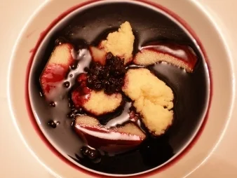 Rezept: Fliederbeersuppe mit Klüten Fliederbeersuppe mit Klüten - Rezept