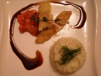 Barsch auf Erdbeer-Tomaten- gemüse an Reis mit Honig- Balsamicojus - Rezept