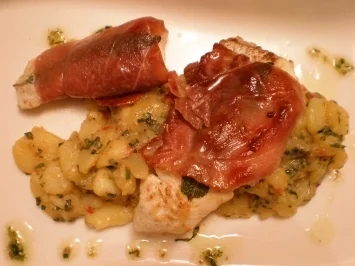 Rezept: Heilbutt-Saltimbocca mit ligurischem Kartoffelsalat Heilbutt-Saltimbocca mit ligurischem Kartoffelsalat - Rezept
