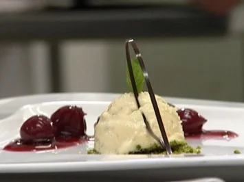 Feigen-Sahneeis mit grünen Oliven an gepfefferten Kirschen - Rezept