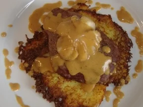 Filetsteak auf Reibekuchen mit Champignon und Thymiansauce - Rezept