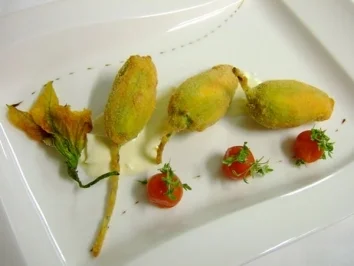 Gefüllte Zucchiniblüten frittiert auf Käsesosse - Rezept