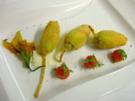 Gefüllte Zucchiniblüten frittiert auf Käsesosse - Rezept