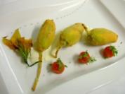 Gefüllte Zucchiniblüten frittiert auf Käsesosse - Rezept