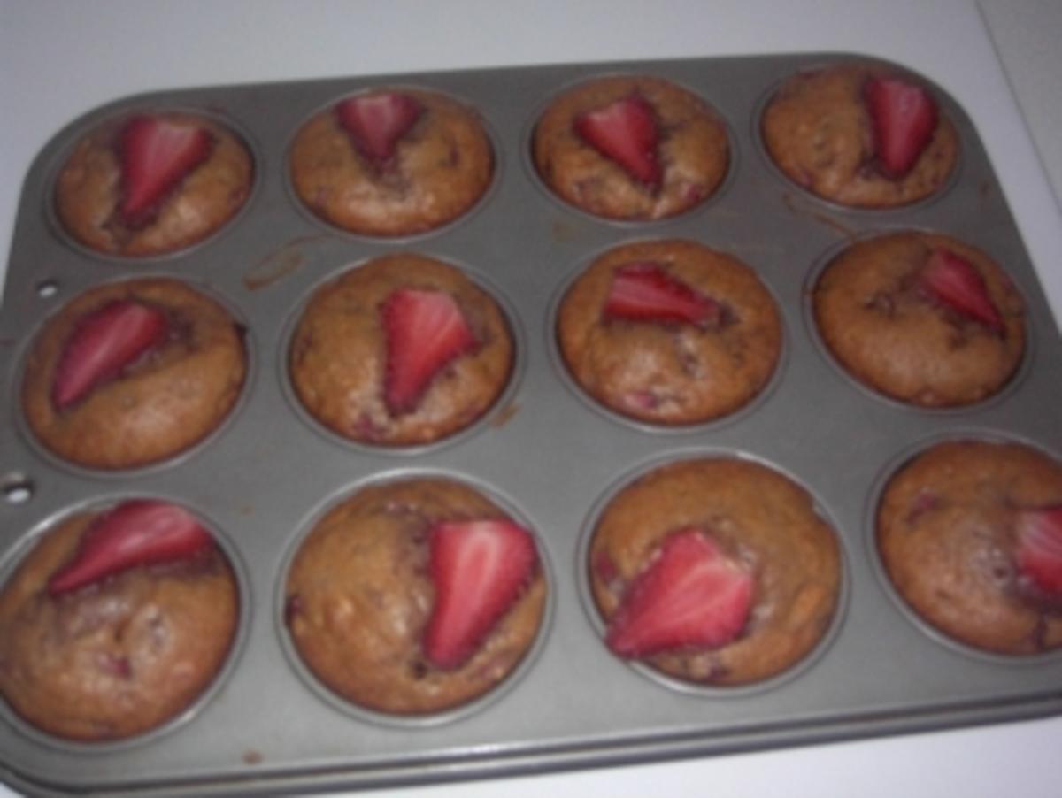 Bilder für Erdbeer-Walnuss-Muffins - Rezept