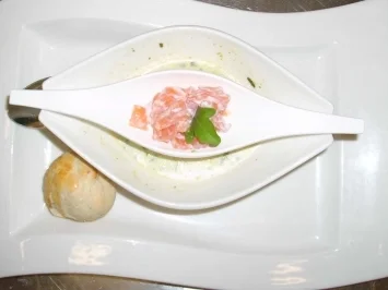 Rezept: Wildkräutersuppe mit Lachsstreifen Wildkräutersuppe mit Lachsstreifen - Rezept