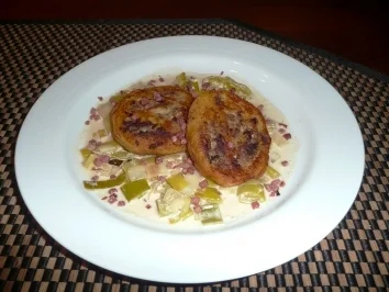 Rezept: Herzhafte Kartoffelschnecken mit Hackfleisch und Rahmporree Herzhafte Kartoffelschnecken mit Hackfleisch und Rahmporree - Rezept