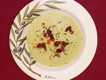 Geeiste Gurken-Avocadosuppe mit belegtem Pizzabrot - Rezept