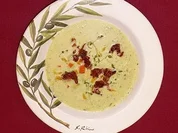 Geeiste Gurken-Avocadosuppe mit belegtem Pizzabrot - Rezept