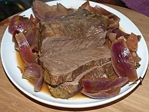 Fleisch: Rinderbraten mit roten Weinzwiebeln - Rezept