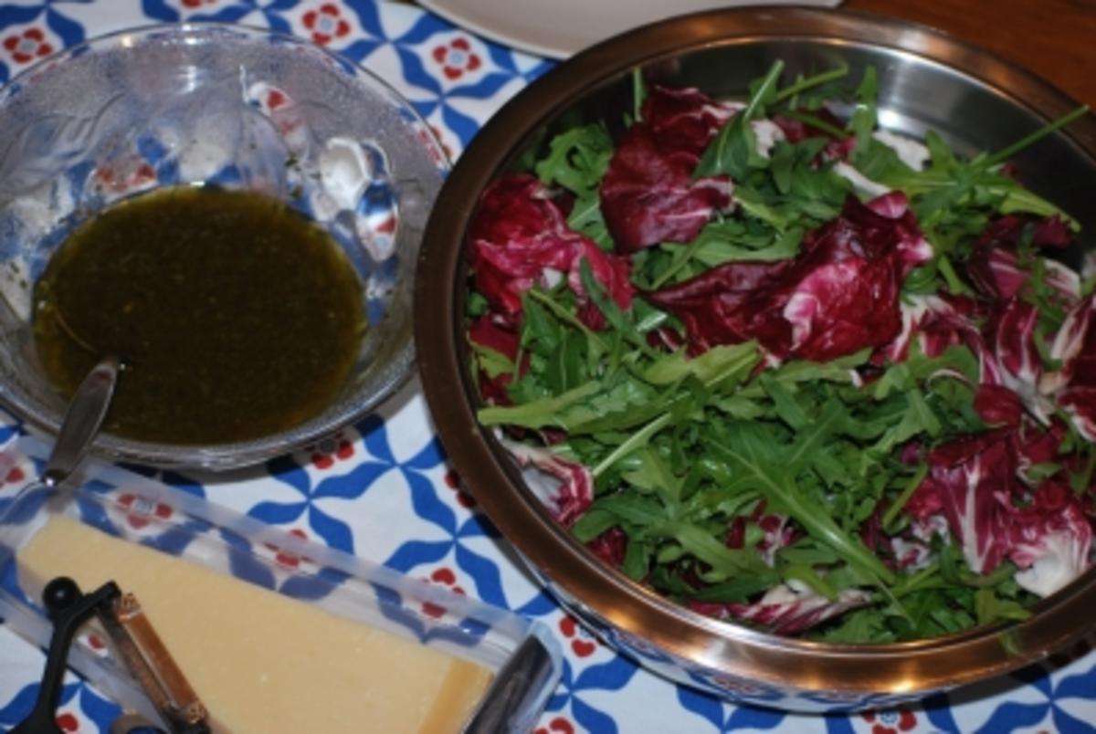 Rucola-Radicchio-Salat mit frischem Parmesan und Zitronensoße - Rezept