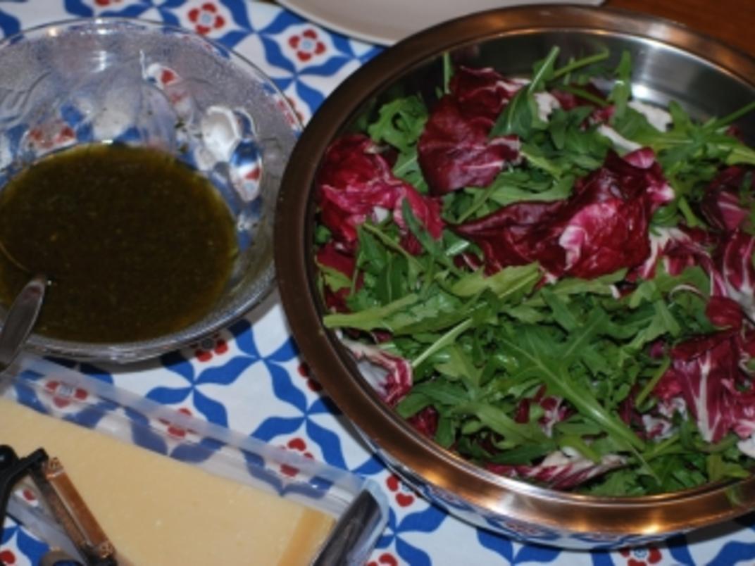 Rucola-Radicchio-Salat mit frischem Parmesan und Zitronensoße - Rezept ...