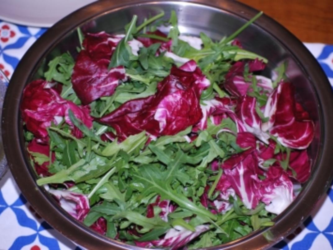 Rucola-Radicchio-Salat mit frischem Parmesan und Zitronensoße - Rezept ...