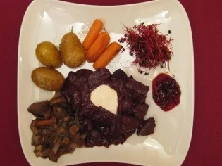 Zartes Rehragout mit Waldbeeren und Butter-Drillingen - Rezept