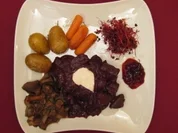 Zartes Rehragout mit Waldbeeren und Butter-Drillingen - Rezept