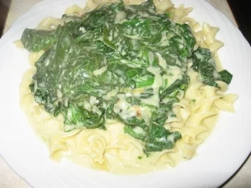 Rezept: Frischer Spinat in einer Gorgonzola Sauce auf Nudeln Frischer Spinat in einer Gorgonzola Sauce auf Nudeln - Rezept