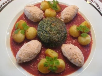 Lachsklösschen auf Rote Betesauce mit Spinatsouffle und Pariser Kartoffeln - Rezept