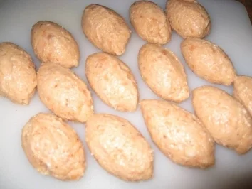 Lachsklösschen auf Rote Betesauce mit Spinatsouffle und Pariser Kartoffeln - Rezept