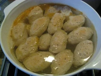 Lachsklösschen auf Rote Betesauce mit Spinatsouffle und Pariser Kartoffeln - Rezept