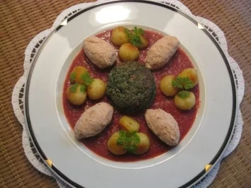 Lachsklösschen auf Rote Betesauce mit Spinatsouffle und Pariser Kartoffeln - Rezept