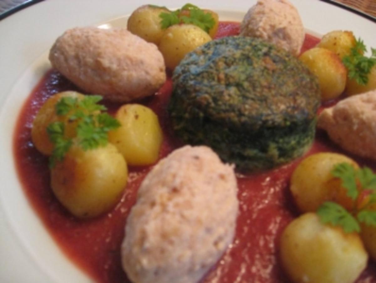 Lachsklösschen auf Rote Betesauce mit Spinatsouffle und Pariser Kartoffeln - Rezept