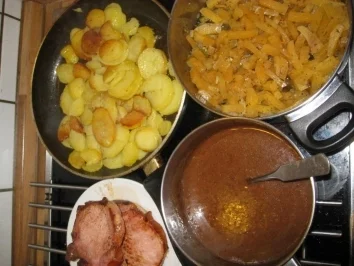 Rezept: Kasslerkotelette an Pflaumensauce mit Steckrübengemüse & Bratkartoffel Kasslerkotelette an Pflaumensauce mit Steckrübengemüse & Bratkartoffel - Rezept