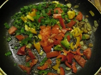 Rezept: Rührei arabisch zum Frühstück auf Bauernbrot Rührei arabisch zum Frühstück auf Bauernbrot - Rezept