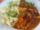 Zigeunergulasch mit Gnocchi oder Nudeln - Rezept