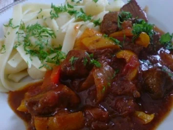 Rezept: Zigeunergulasch mit Gnocchi oder Nudeln Zigeunergulasch mit Gnocchi oder Nudeln - Rezept