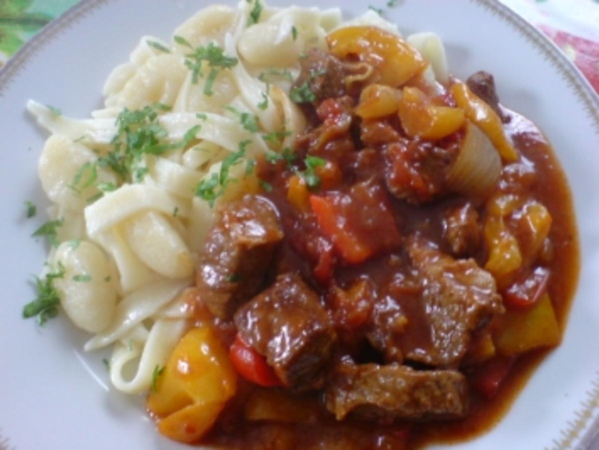 Zigeunergulasch mit Gnocchi oder Nudeln - Rezept