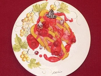 Biskuitrolle mit Fruchtfüllung auf Himbeersoße - Rezept