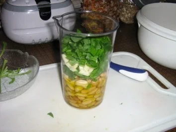 Rezept: Erdnuss-Basilikum-Bärlauch-Pesto Erdnuss-Basilikum-Bärlauch-Pesto - Rezept