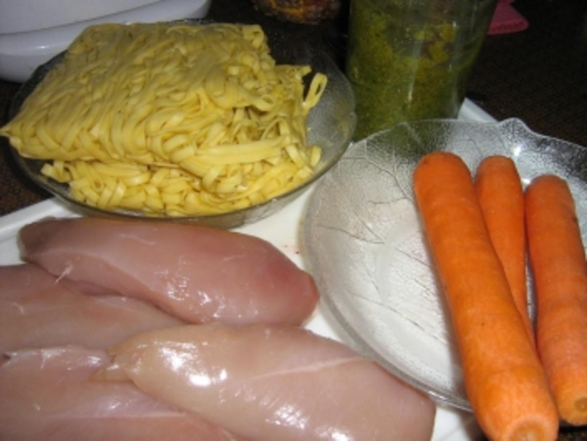 Hähnchenbrust mit  Gemüsepasta und Erdnuss-Basilikum-Pesto - Rezept - Bild Nr. 2