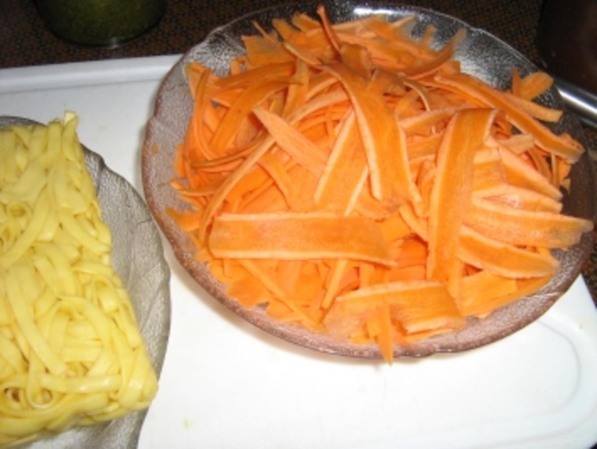 Hähnchenbrust mit  Gemüsepasta und Erdnuss-Basilikum-Pesto - Rezept - Bild Nr. 3