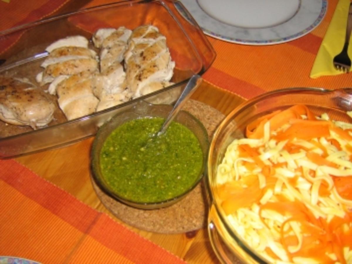 Hähnchenbrust mit  Gemüsepasta und Erdnuss-Basilikum-Pesto - Rezept - Bild Nr. 5