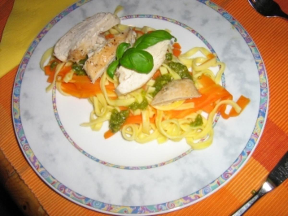 Hähnchenbrust mit  Gemüsepasta und Erdnuss-Basilikum-Pesto - Rezept