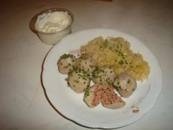 Hascheeknödeln mit Sauerkraut und Krensoße - Rezept