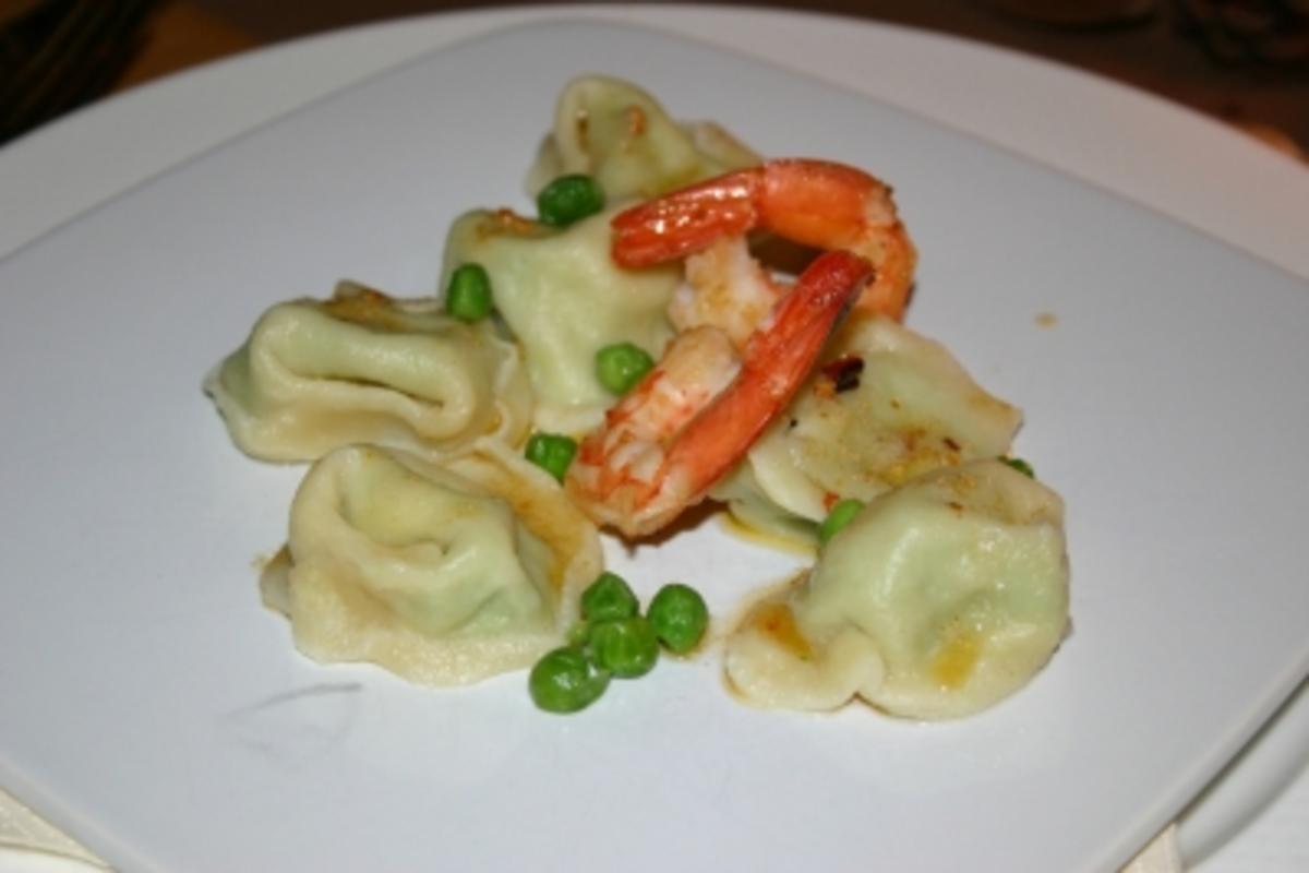 Bilder für Tortellini mit Erbsenfüllung, Gambas und Zitronen-Peperoncino-Butter - Rezept